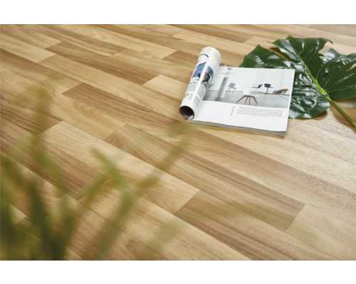 Close-up van een vloer met houten decor, een tijdschrift en een blad