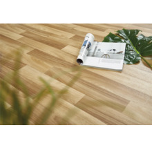 Gelegd laminaat met houtlook, een tijdschrift en een blad