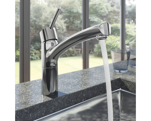 Keukenkraan met stromend water