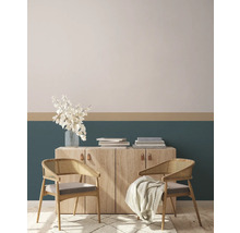 Woonkamer met dressoir, bloemen, boeken en twee stoelen met kussens