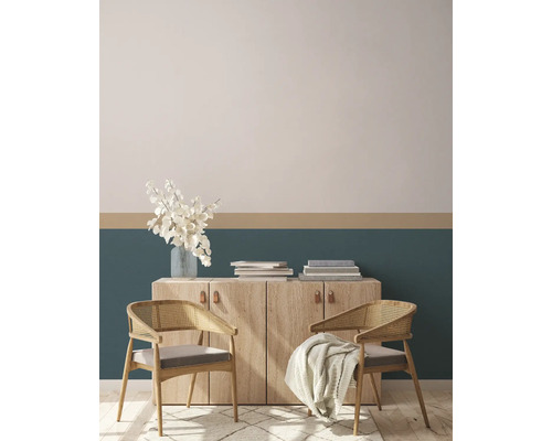 Woonkamer met dressoir, bloemen, boeken en twee stoelen met kussens