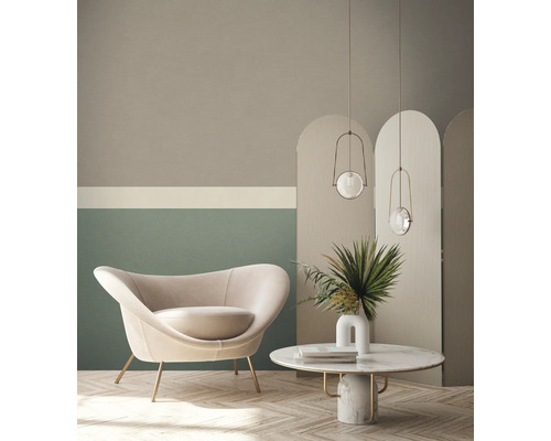 Lichte woonkamer met fauteuil, salontafel, decoratie en hanglampen