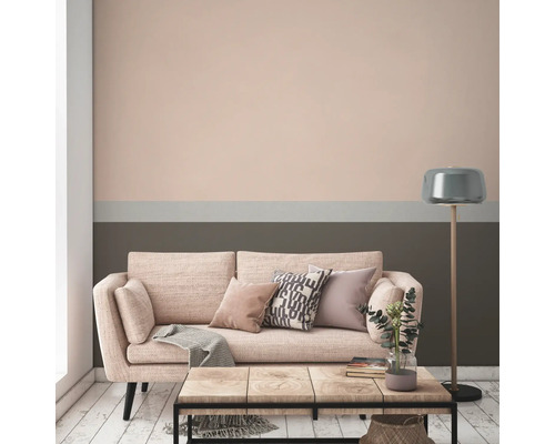 Woonkamer met bank, tafel en vloerlamp voor een muur met verf