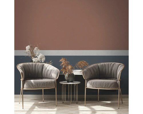 Twee fauteuils met tafel en decoratieve objecten in een woonkamer.