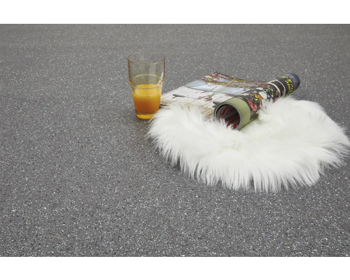 Scene met glas sinaasappelsap, tijdschrift en schapenvachtkleed