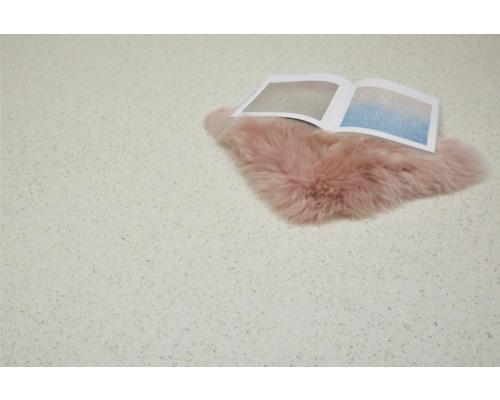 Decoratieve plaat met een schapenvachtkleed en een open boek