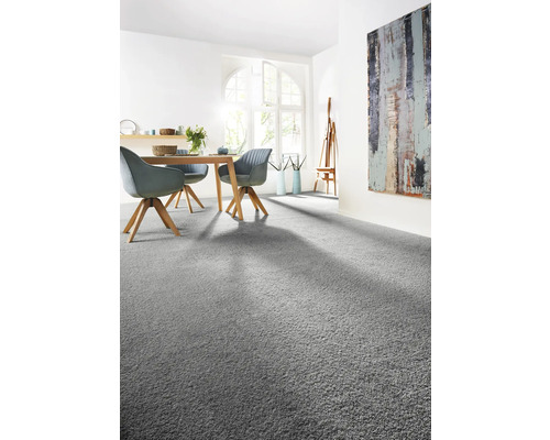 Grijs tapijt in een lichte eetkamer met een eettafel en stoelen