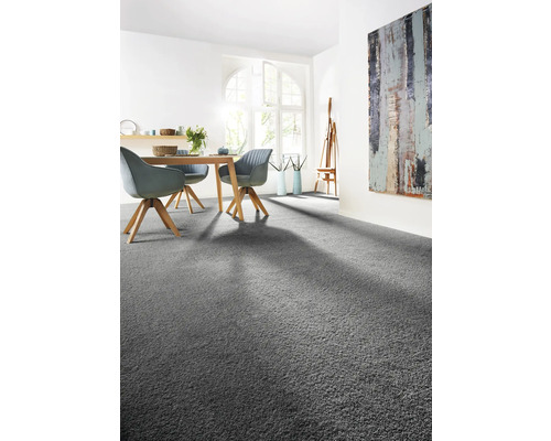 Lichte kamer met eettafel en tapijt