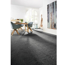 Interieur met tapijt, eettafel en stoelen