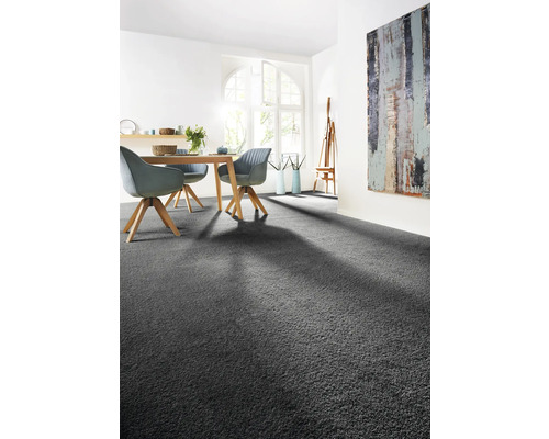 Interieur met tapijt, eettafel en stoelen