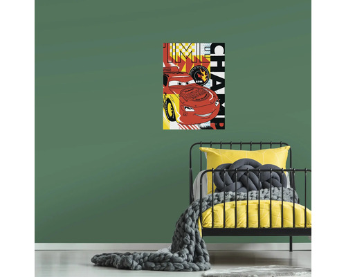 Kinderkamer met een Cars canvas schilderij aan de muur en een bed