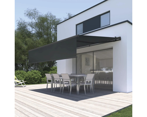 Terras met luifel en tafelgroep voor een modern huis