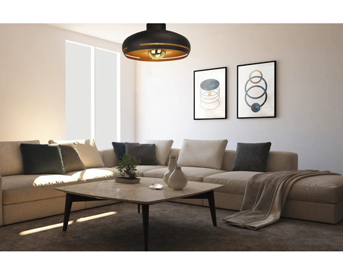 Woonkamer met plafondlamp, bank en salontafel