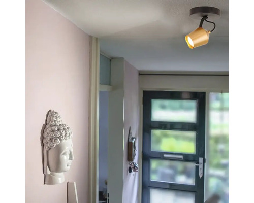 Scene met plafondspot, wanddecoratie en deur