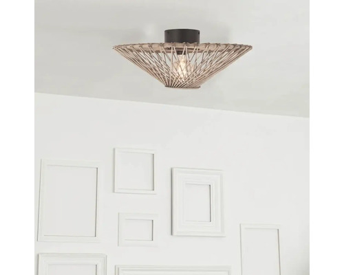 Plafondlamp van rotan in een heldere kamer