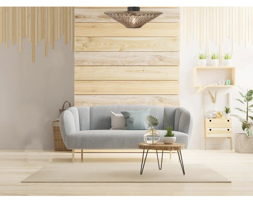 Woonkamer met bank, tafel, lamp en houten decoratie