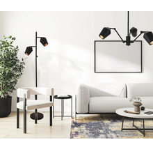 Woonkamer met bank, stoel, vloerlamp en plafondlamp
