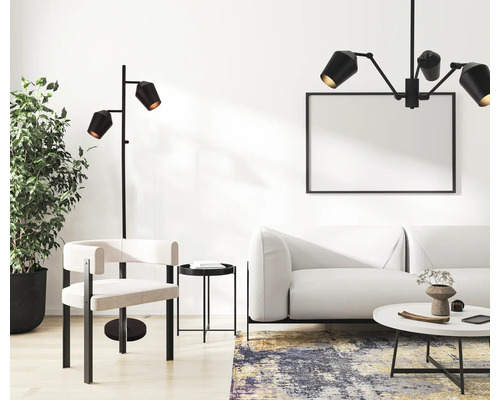 Woonkamer met bank, stoel, vloerlamp en plafondlamp