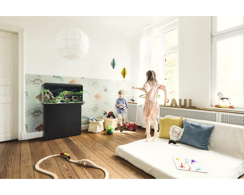 Kinderkamer met aquarium op een onderkast, decoratie en speelgoed