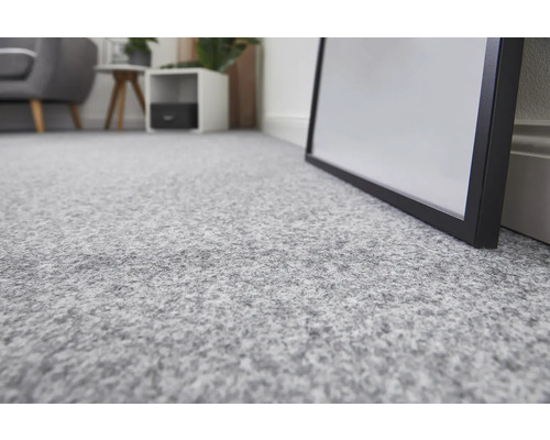 Close-up van grijze tapijttegels in een kamer