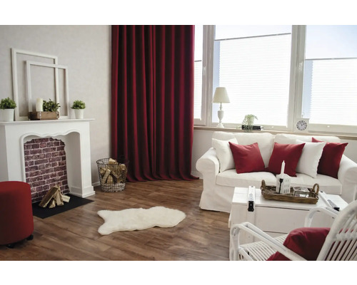 Woonkamer met open haard, gordijnen en sofa