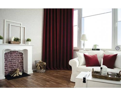 Woonkamer met open haard, gordijnen en witte bank