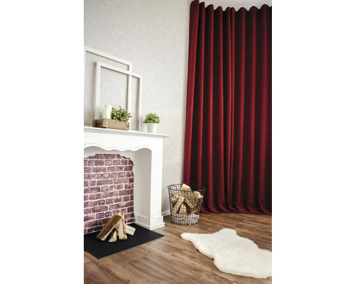 Woonkamer met open haard, decoratie en gordijnen