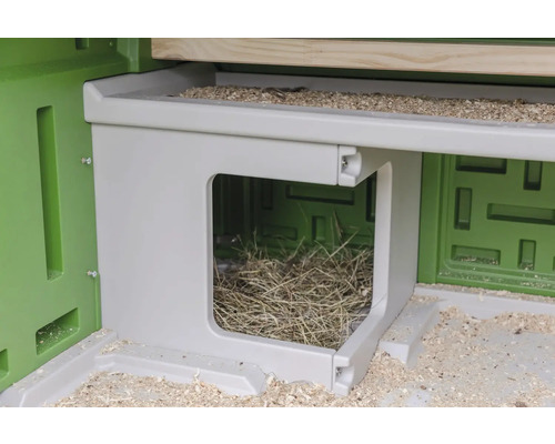 Detailopname van een legnest voor een kippenhok met strooisel