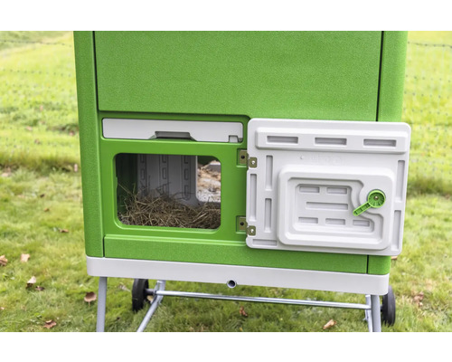 Detailweergave van een kippenhok met open nestgedeelte en hooi