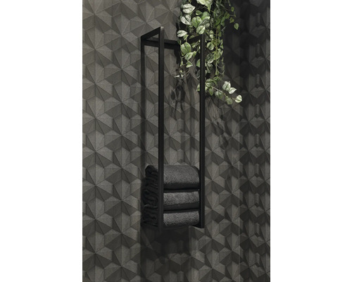 Handdoekhouder met handdoeken en decoratie aan een gestructureerde muur