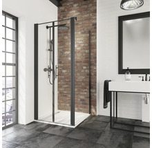 Badkamer met douche, wastafel en spiegel