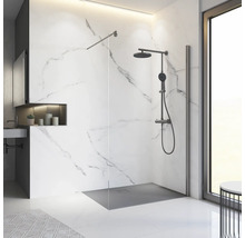 Moderne badkamer met inloopdouche, marmeren wand en grijze douchearmatuur.