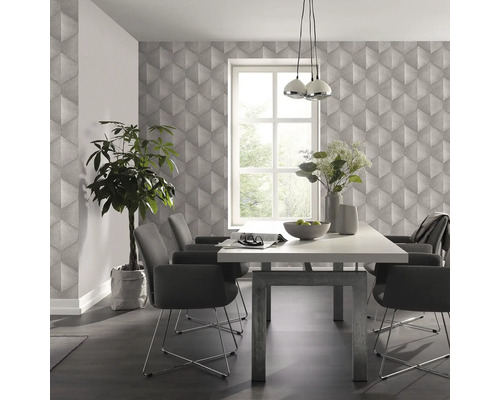 Eetkamer met eettafel, stoelen, kamerplant en behang met geometrisch patroon