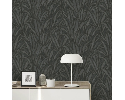 Behang met bladerpatroon op een muur boven een kast