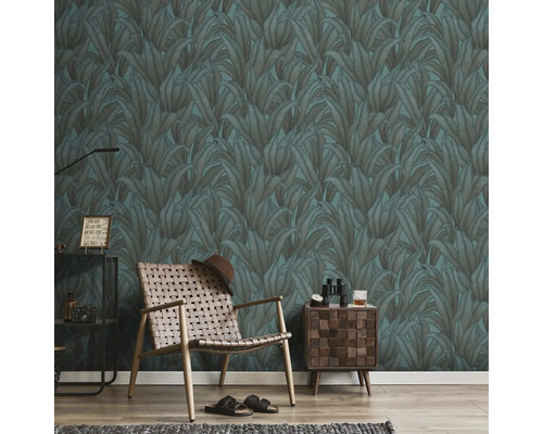 Woonkamer met patroonbehang, fauteuil en bijzettafel