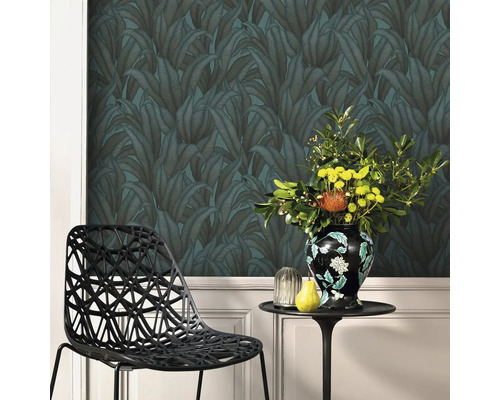 Decoratief behang met bladerenpatroon, tafel met bloemstuk en design stoel