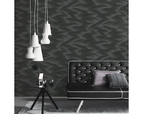 Kamerweergave met patroonbehang, bank, tafel en hanglampen