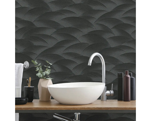 Badkamer met wastafel en patroonbehang met golfmotief