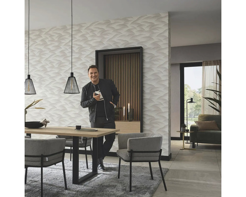 Woonkamer met eettafel, stoelen, hanglampen en behang met patroon