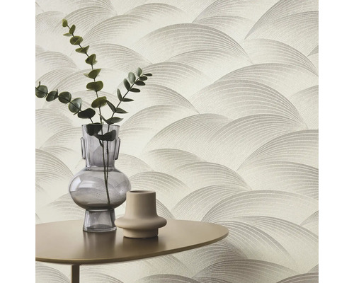 Behang met golfpatroon en tafel met vazen