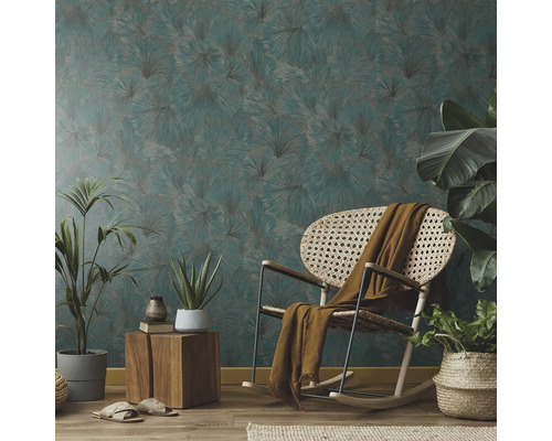 Woonkamer met patroonbehang, schommelstoel en kamerplanten