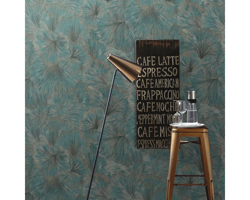 Scene met een behang met patroon, een vloerlamp, een barkruk, een drankkan, glazen en een bord met koffiedranken