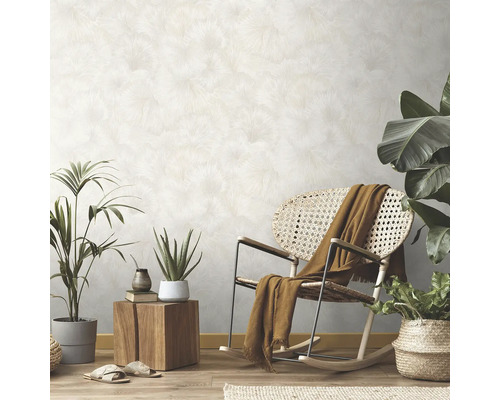 Woonkamer met patroonbehang, schommelstoel en kamerplanten