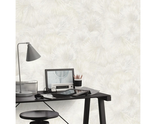 Decoratieve kamer met een behang met patroon achter een bureau.