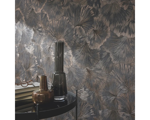 Decoratieve kamer met patroonbehang en tafel