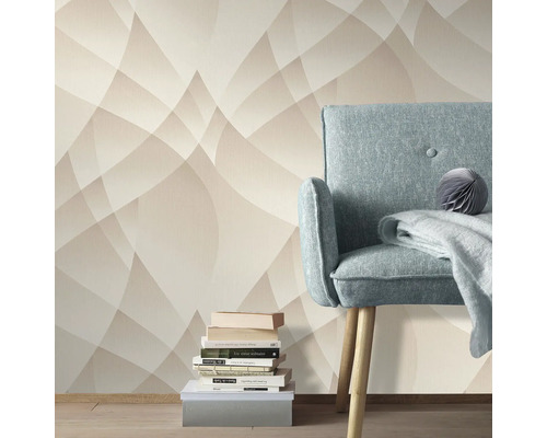 Woonkamer scène met beige behang met abstract patroon en fauteuil met deken