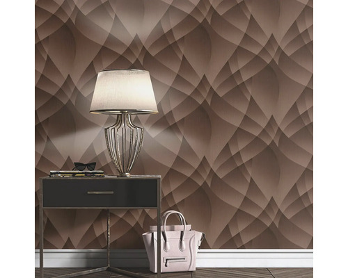 Decoratieve slaapkamer met nachtkastje, lamp en abstract behang