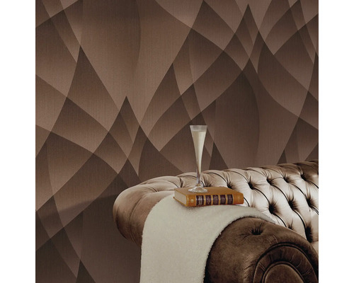 Decoratieve wanddecoratie met geometrisch behangpatroon boven een bank