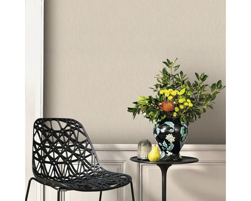 Beige vliesbehang in woonkamer met stoel en tafeldecoratie