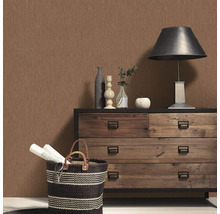 Scene met dressoir, lamp, decoratie en behang met structuur